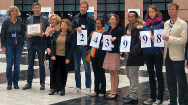 Ambientalistas entregan a los esuroparlamentarios 243.998 firmas contra los agrocumbustibles en Estrasburgo