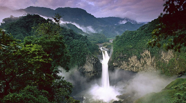 Parque Nacional Yasuni Cascada en Amazonía, Ecuador