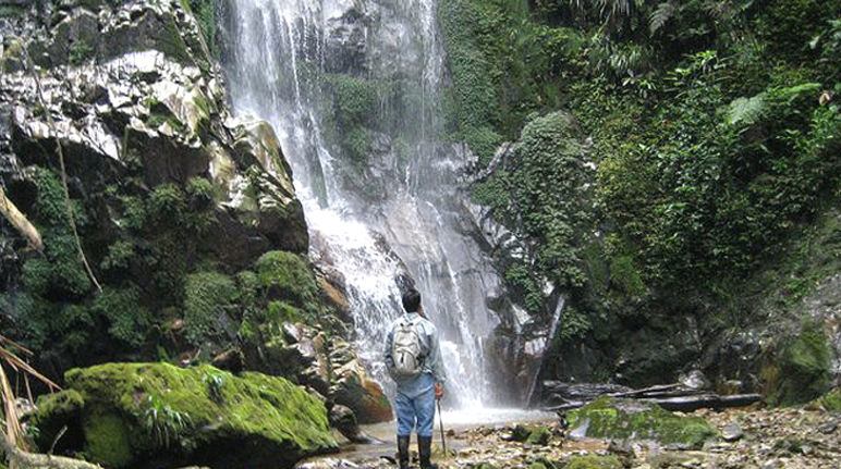 Javier Ramírez en Intag (Foto: Andreas Postrach/Intag e.V.) Cascada