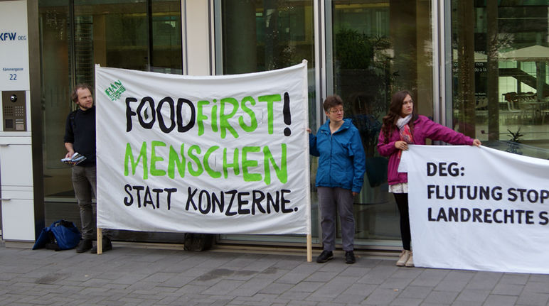 Protesta ante DEG en Colonia, Alemania