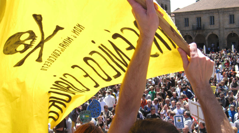 Manifestación masiva en contra de la megaminería el 2 de junio 2013 en Santiago de Compostela
