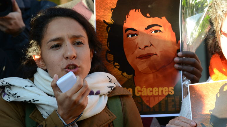 Berta Zúñiga Cáceres en manifestación CIDH