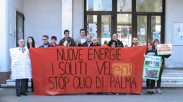Manifestantes contra la biorefineria de ENI en Venecia