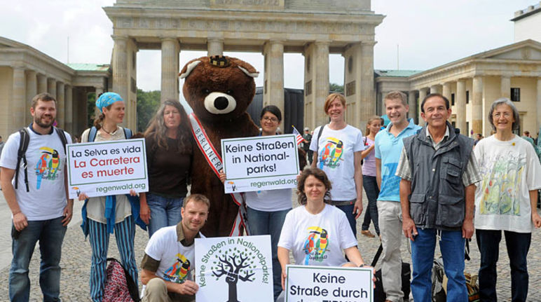 Entrega de firmas por el TIPNIS en Berlin
