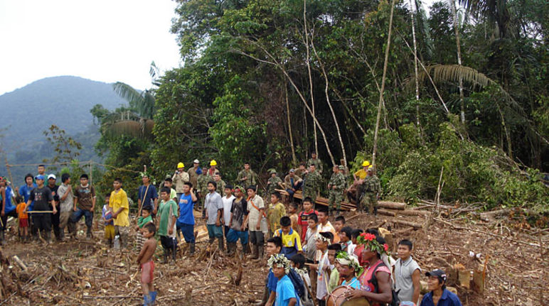 Embera inspeccionan la selva dañada Embera en Colombia