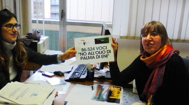 Entregadas en Roma 86.578 firmas de ciudadanos de todo el mundo 86.578 firmas contra la central a aceite de palma de ENI