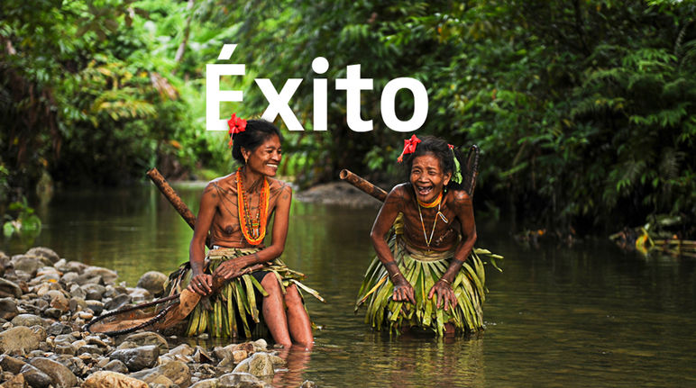 Mujeres de Siberut Indígenas de la isla de Siberut en el río