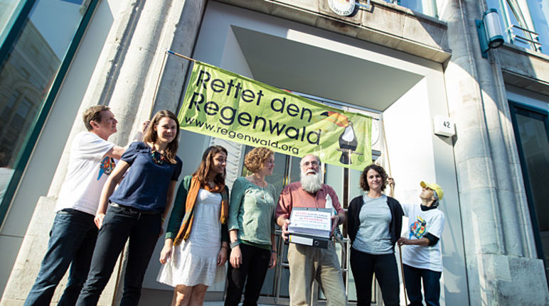 "Chile puede salvar los bosques nublados de Ecuador", era el mensaje para la embajada chilena en Berlín (Foto: Christine Denck) Activistas ambientales