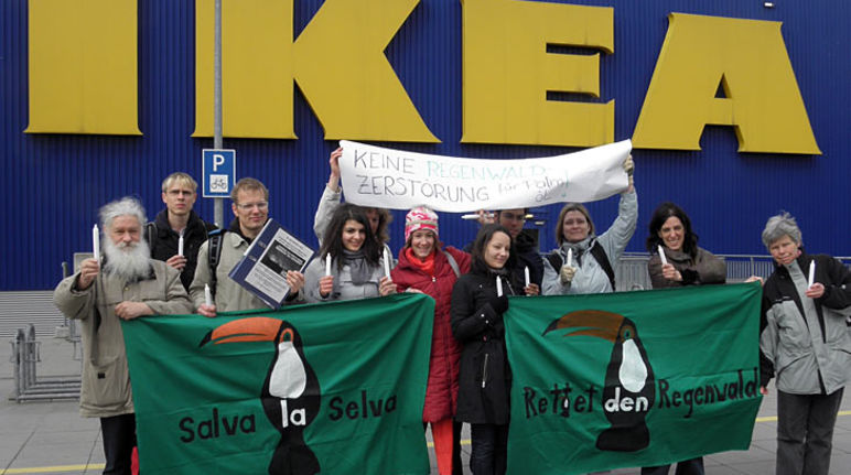 Entrega de las 28.000 firmas a Ikea