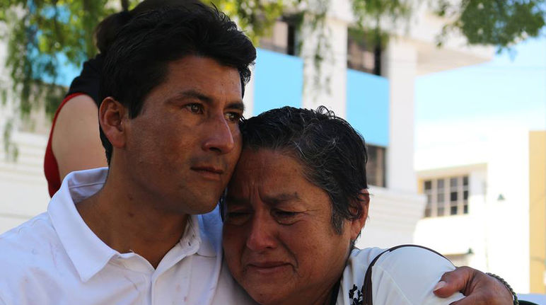 Javier Ramírez con su madre Rosario Piedra tras su puesta en libertad