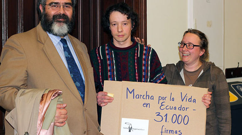 Entrega de las firmas al embajador ecuatoriano Con embajador ecuatoriano en Alemania Jorge Jurado