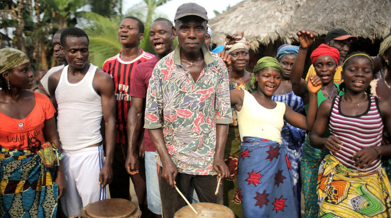 Miembros de comunidad en Liberia con tambores