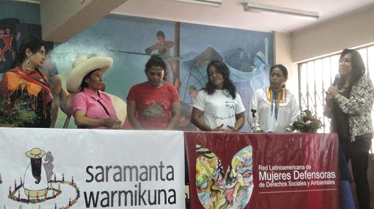 Acto de entrega de las firmas a Máxima Acuña y autoridades en Lima, Perú Integrantes de la Red Lationamericana de Mujeres entregan en Perú firmas de Apoyo a Máxima Acuña