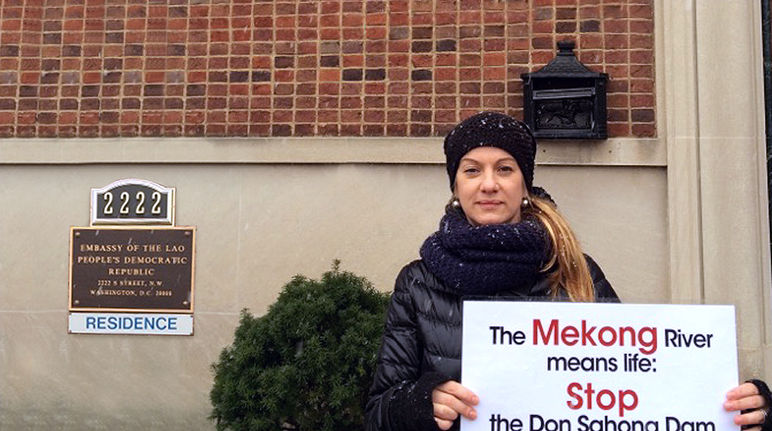 Elisa Norio, activista de Salva la Selva, entregó la petición en las embajadas en Washington DC Embajada de Laos Washington DC