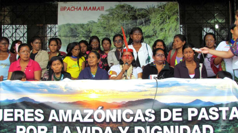 Mujeres marchan en defensa de la selva Grupo de mujeres amazónicas