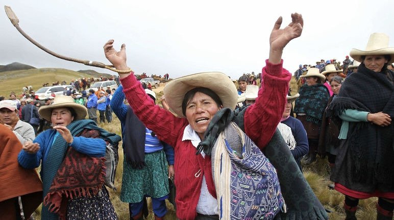 Las mujeres defienden sus territorios poniendo en riesgo sus vidas -En la foto, subiendo a la laguna el Perol para defender el agua en Cajamarca, Perú, 2011 Mujer cajamarquina defendiendo con la comunidad la laguna El Perol en Cajamarca Perú 2011