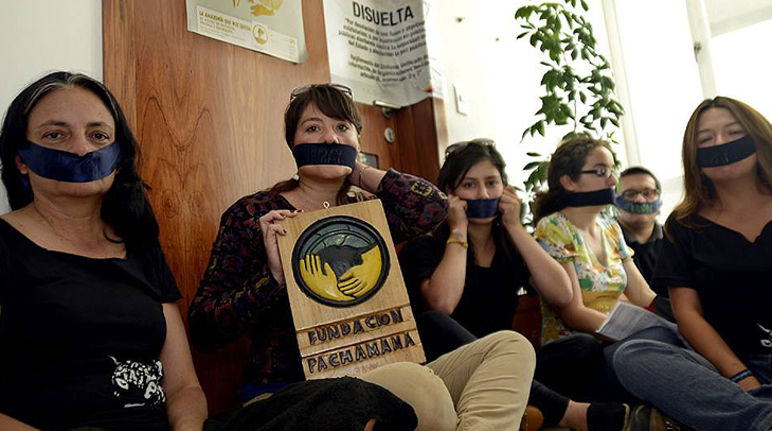 Mujeres protestan con la boca tapada