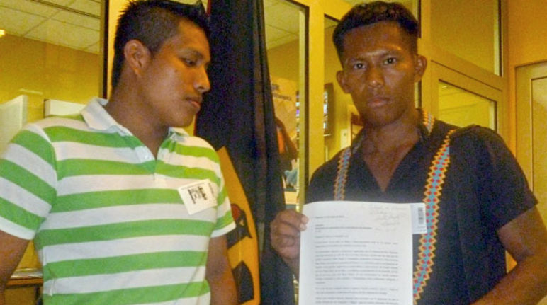Ngäbe Buglé entregan carta en la embajada alemana en Panamá Protesta contra hidroelétrica Barro Blanco