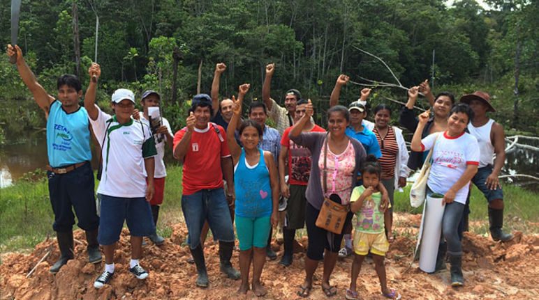 Alegría por la primera compra de selvas en la Amazonía peruana Grupo de comuneros y comuneras de la Amazonía peruana