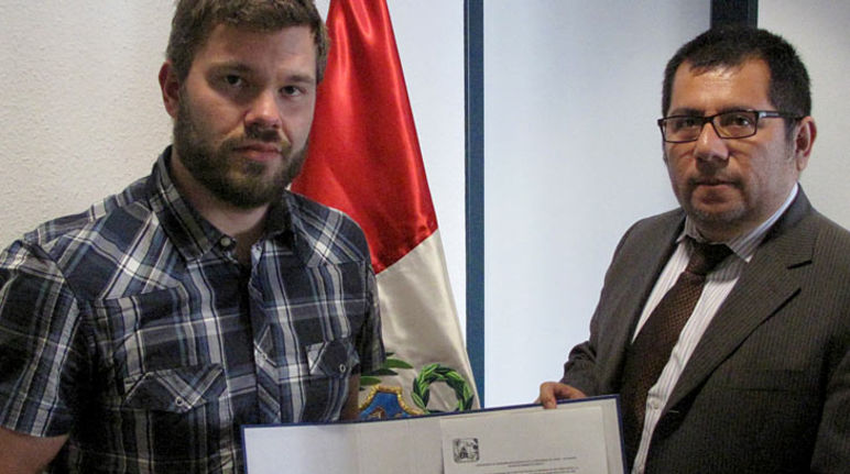 Entrega de las firmas en la embajada peruana