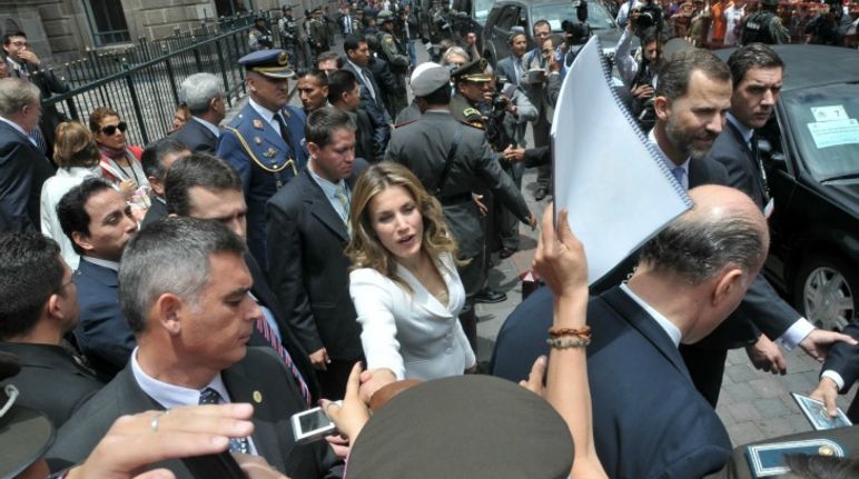 Entregando la documentación a Leticia Ortiz (Foto: Benito Bonilla) Princesa de España en Quito