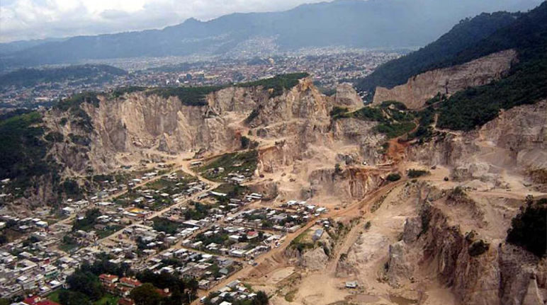 Las minas, comiéndose literalmente las montañas