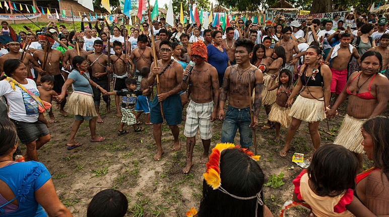 Mundurukú en manifestación contra la hidroeléctrica en río Tapajós