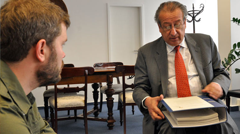 Entrega de firmas al embajador colombiano en Berlin