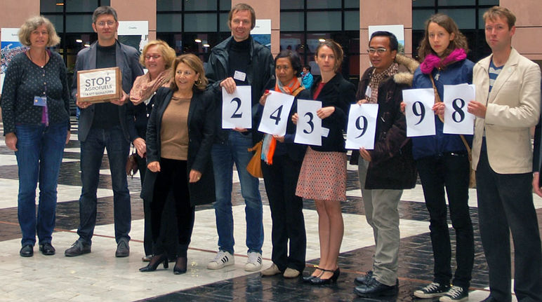 Casi un cuarto de millón de firmas contra los agrocombustibles: los ambientalistas con los europarlamentarios antes de la votación de hoy en Estrasburgo Ambientalistas entregan a los esuroparlamentarios 243.998 firmas contra los agrocumbustibles en Estrasburgo