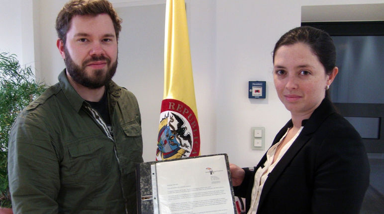 Entrega de firmas en la embajada colombiana Representante de Salva la Selva con representante colombiana