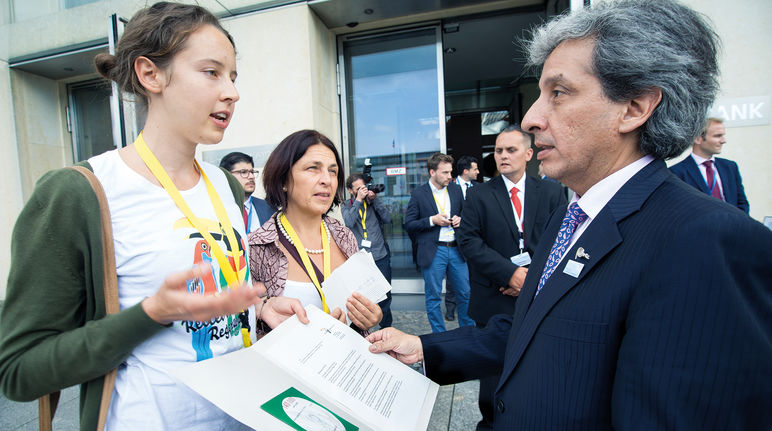 Ministro del Ambiente de Perú Sr. Pulgar Vidal recibe carta y 139.000 firmas de Salva la Selva (Foto: Christine Denck) Representante de Salva la Selva y Ministro peruano de Medio Ambiente