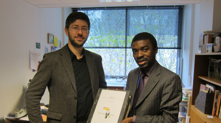 Sylvain Harmat entrega las 58.000 firmas a Lazare Eloundou Assomo, Director para Africa del Centro de la Unesco para el Patrimonio Mundial Salva la Selva en Paris