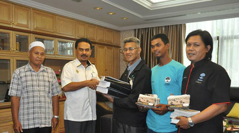 Junto al presidente de la comisión ministerial, ecologistas de SAM Malasia y un representante de los pescadores Entrega de firmas en Malasia