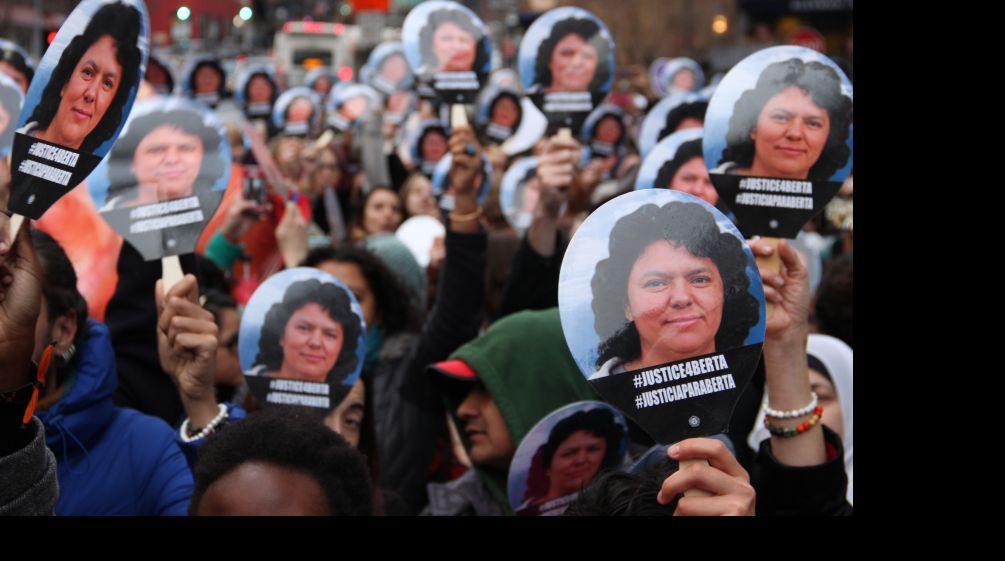 Manifestación con máscaras tras el asesinato de Berta Cáceres