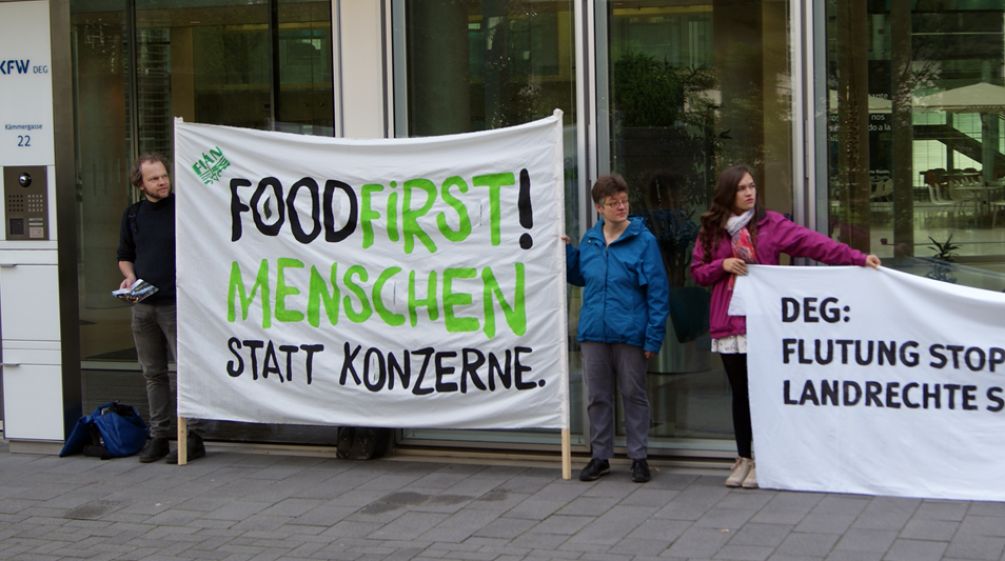Protesta ante DEG en Colonia, Alemania