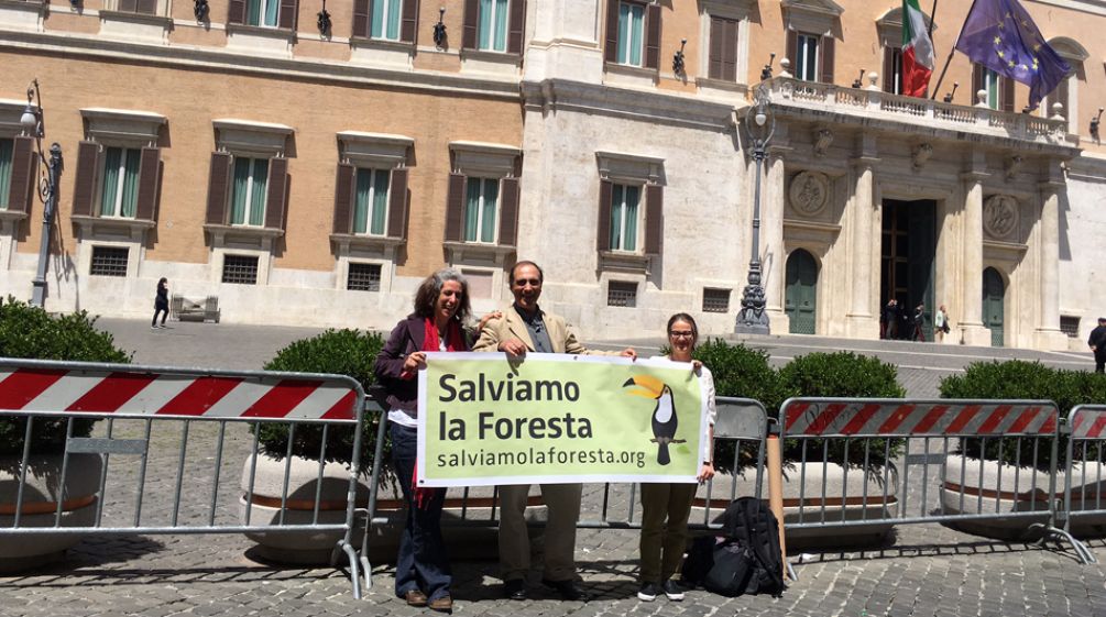 Elisa Norio, Guadalupe Rodríguez, Dario Novellino en el Palazzo Montecitorio, Roma para evento sobre Aceite de Palma Insostenible