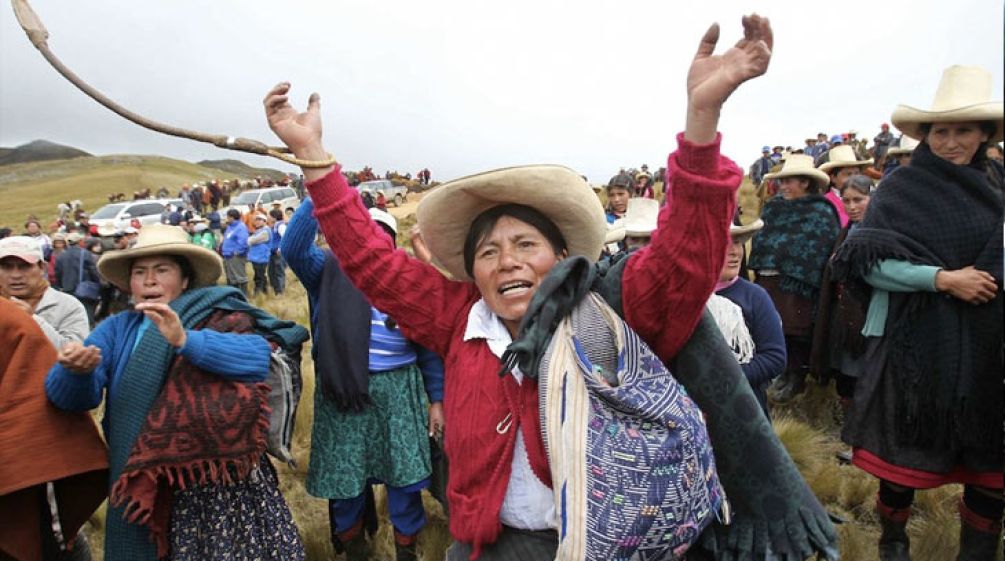 Mujeres peruanas se manifiestan contra proyecto minero