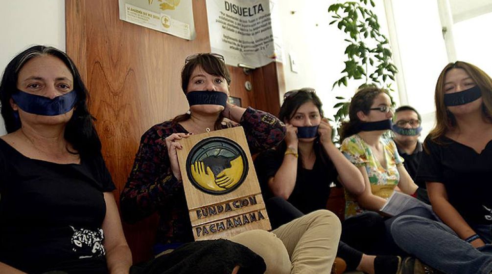 Mujeres protestan con la boca tapada