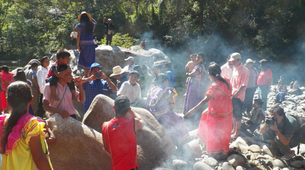 Indígenas Ngöbe en Panamá junto al río Tabasará