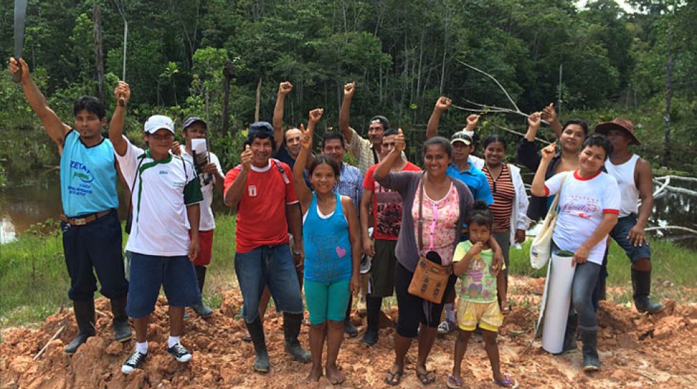 Alegría por la primera compra de selvas en la Amazonía peruana Grupo de comuneros y comuneras de la Amazonía peruana