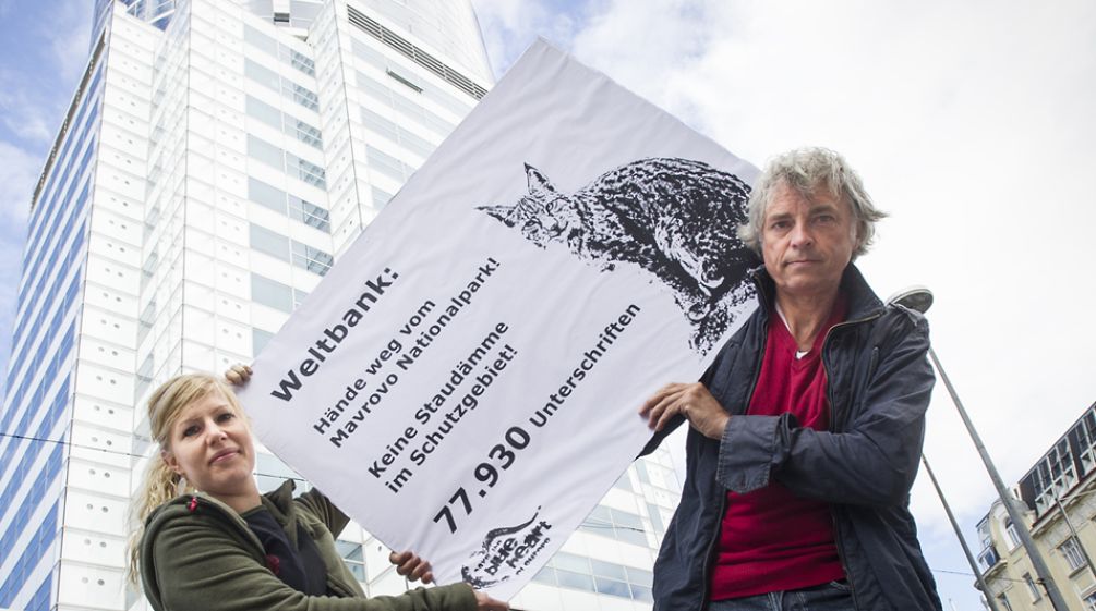 Entrega de firmas en la central del Banco Mundial para el sudeste de Europa