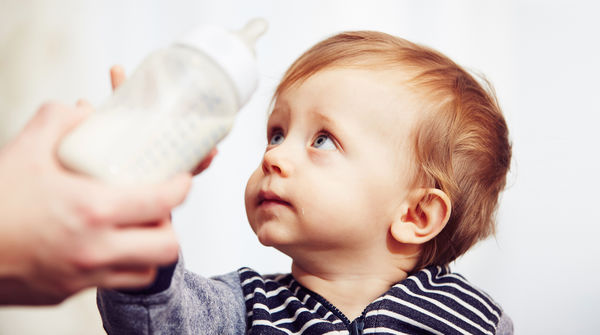 Niño pequeño frente al biberón