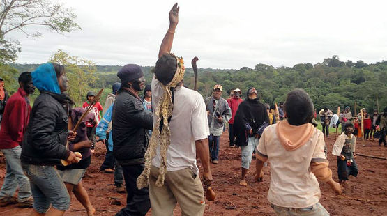 Indígenas Avá Guaraní de Paraguay danzan sobre las ruinas de su templo